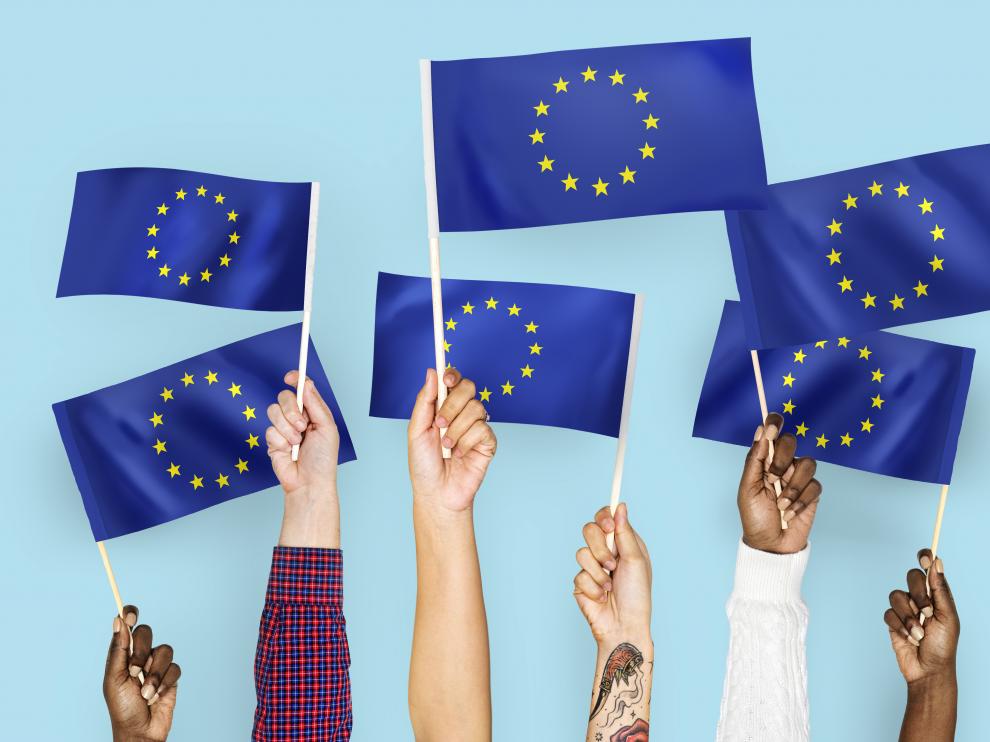 Agitando banderas de la UE