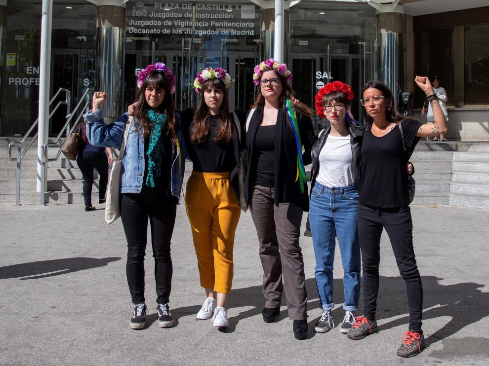Activistas de Femen han protestado este lunes en la puerta del juzgado de la plaza de Castilla de Madrid por la detención el pasado sábado de la mujer de 44 años acusada de mantener a su hija menor alejada de su padre y sin escolarizar.