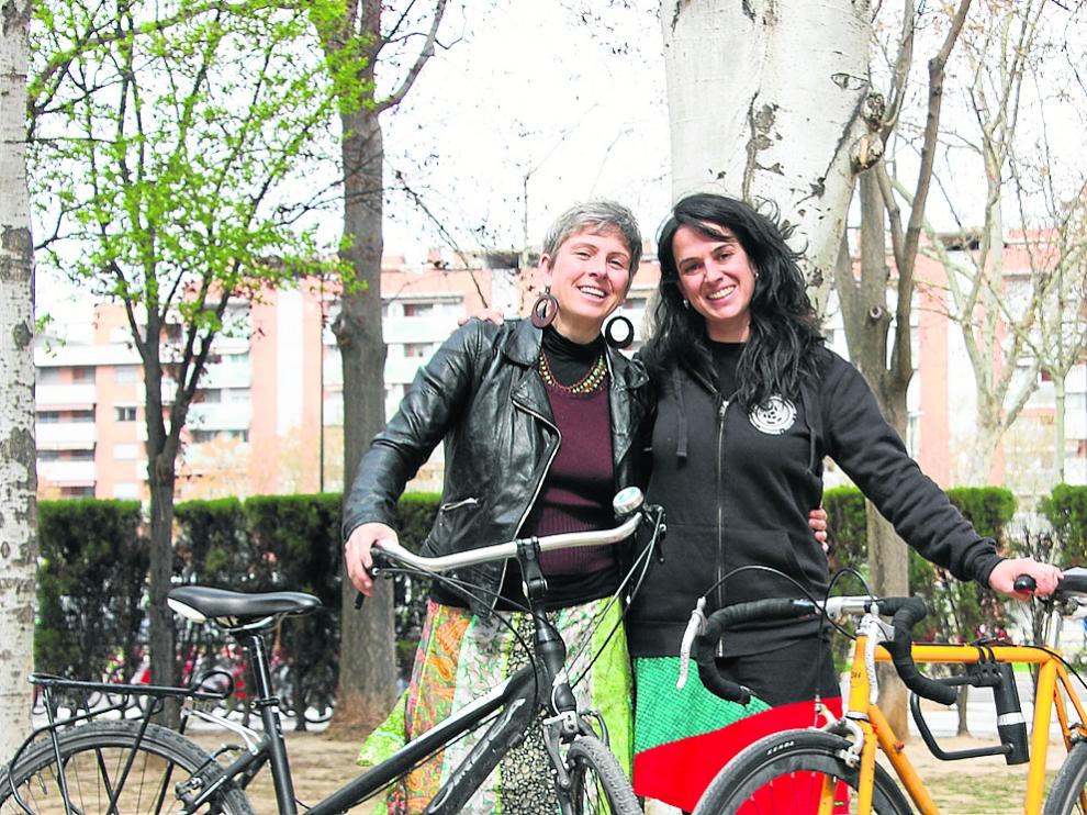 Edurne Caballero y Ana Santidrián junto a sus bicicletas, en Zaragoza.