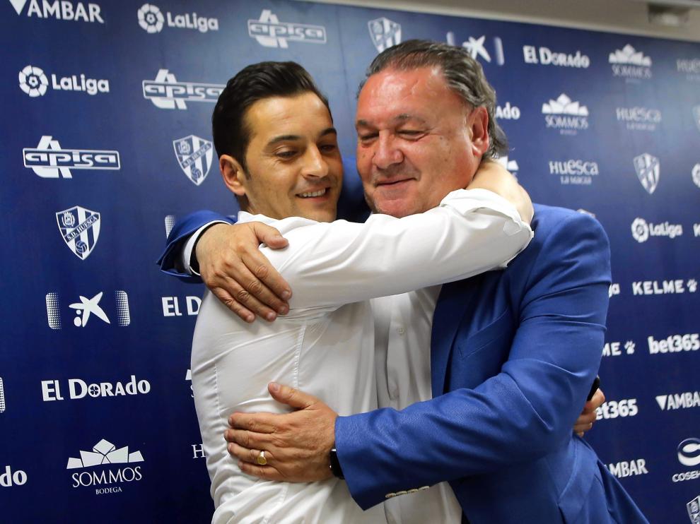Francisco Rodríguez y Agustín Lasaosa se dan un abrazo.