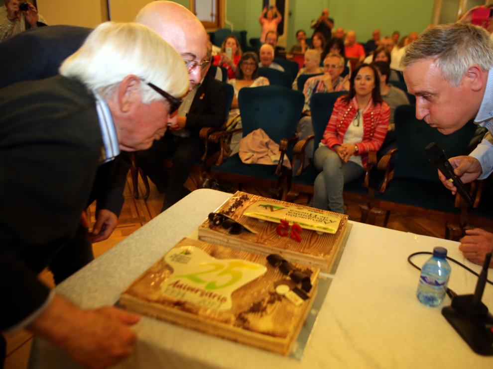 Hubo tarta de cumpleaños en la fiesta para celebrar el aniversario.