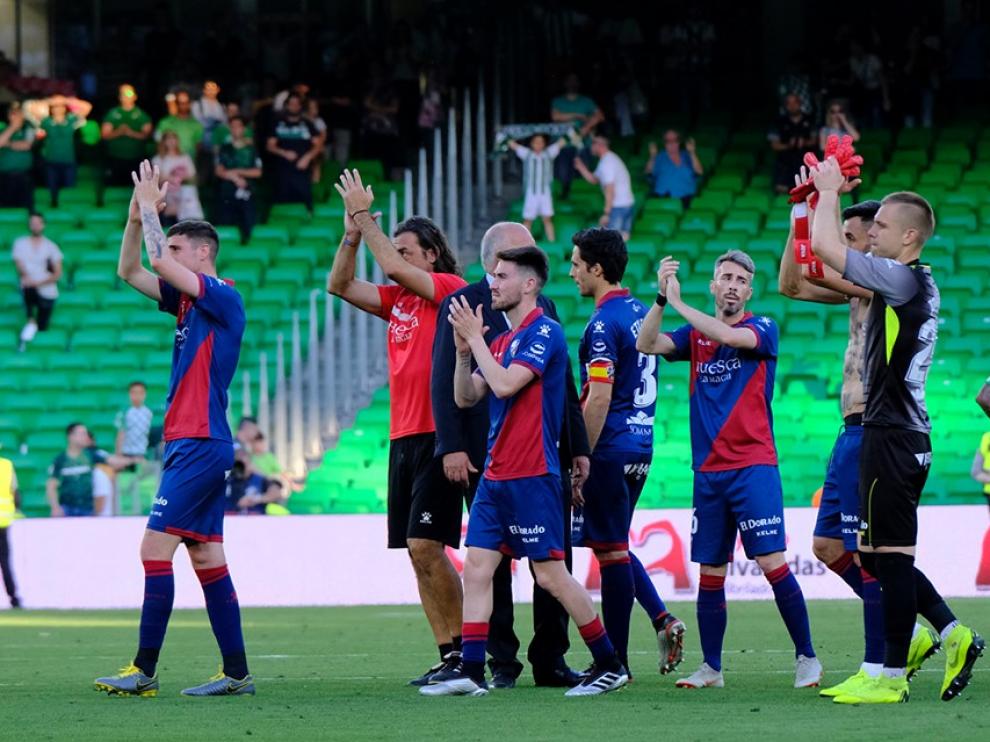 Jovanovic saluda a la afición, junto a varios de sus compañeros, tras el partido con el Betis.