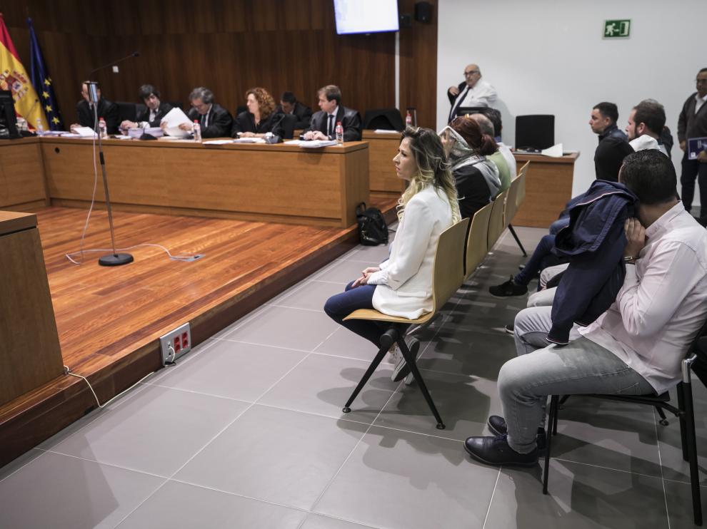 Los acusados, este lunes, en el banquillo de la Audiencia Provincial de Zaragoza.
