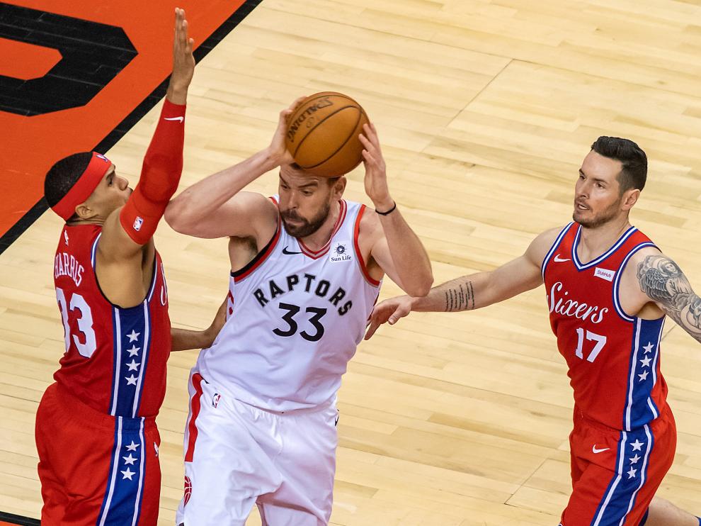 Marc Gasol entra al aro ante Philadelphia.