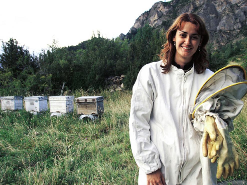 María Cruz y su marido, Santi del Río, junto a las colmenas Oz Miel Artesanal del Pirineo.