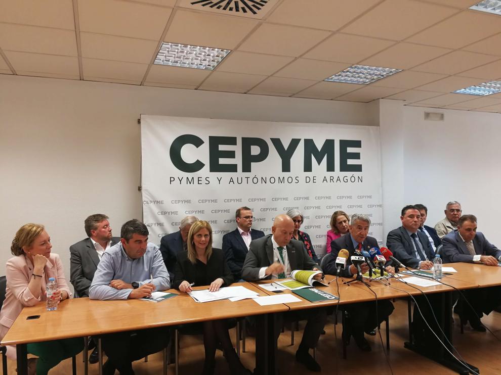 Los máximos responsables de Cepyme Aragón, con Aurelio López de Hita a la cabeza, presentando el informe 'La pyme, esencia del tejido social aragonés'