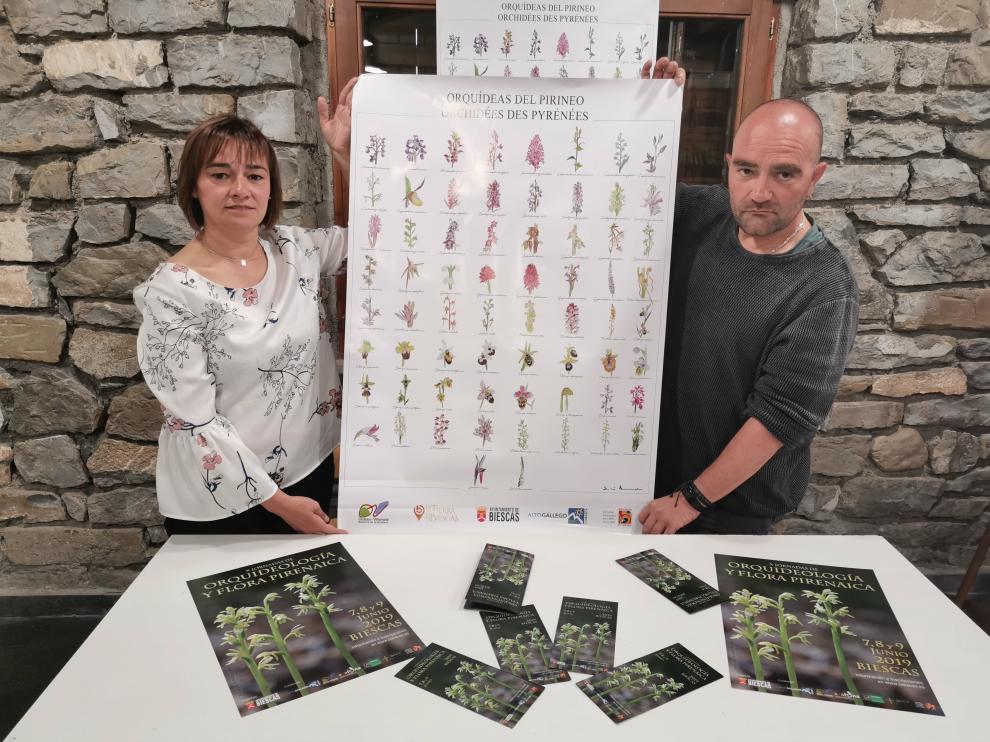 Nuria Pargada, concejal del Ayuntamiento de Biescas, y José Miguel Navarro, coordinador de las jornadas.