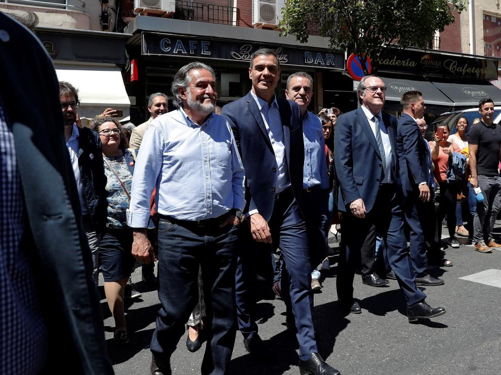 Pedro Sánchez durante un paseo por Vallecas, acompañado por los dos candidatos del PSOE a la Comunidad de Madrid, Ángel Gabilondo, y al Ayuntamiento de la capital, Pepu Hernández.