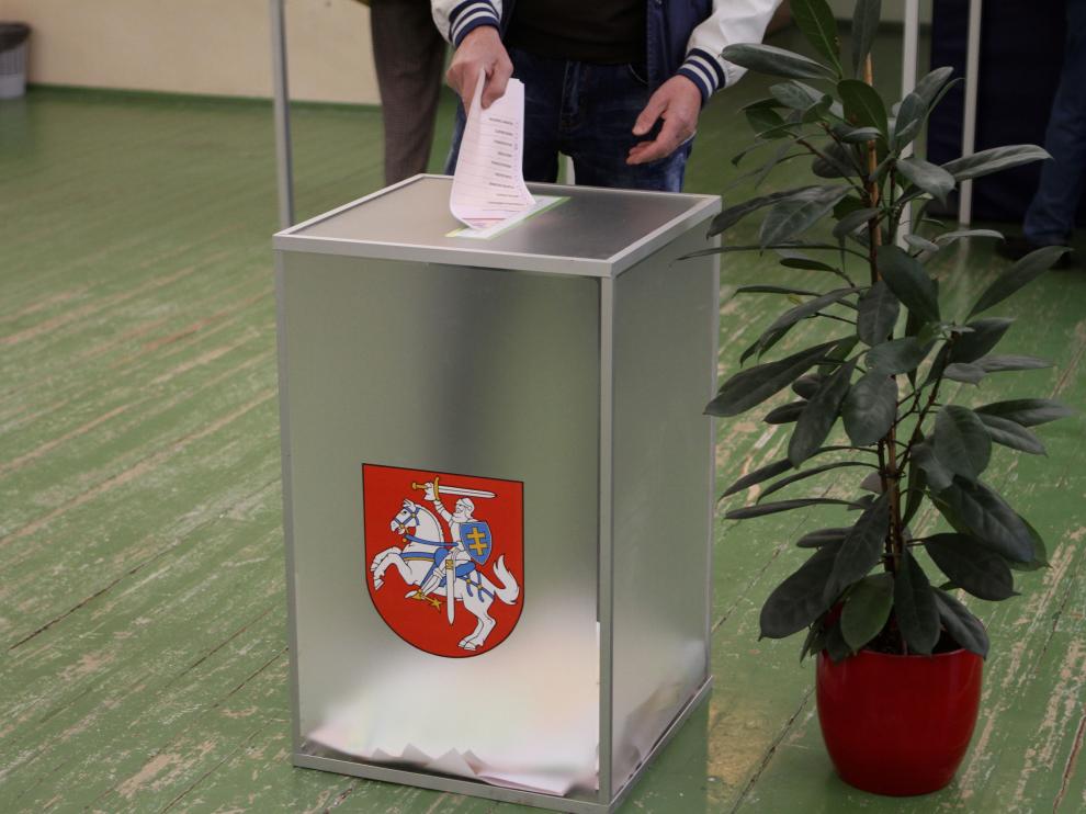 Vilnius (Lithuania), 12/05/2019.- A man votes during presidental elections in Vilnius, Lithuania, 12 May 2019. Nine candidates are seeking to succeed incumbent president Dalia Grybauskaite retiring after two terms of office. (Elecciones, Lituania) EFE/EPA/VALDA KALNINA Presidential elections in Lithuania