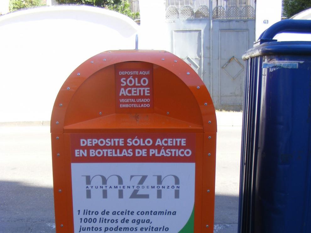 El aceite debe depositarse en los contenedores dentro de botellas o garrafas de plástico.