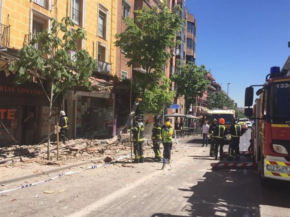 Tanto el SUMMA como el Samur Protección Civil han atendido a tres personas que caminaban por la calle y que han sufrido contusiones craneales menores.