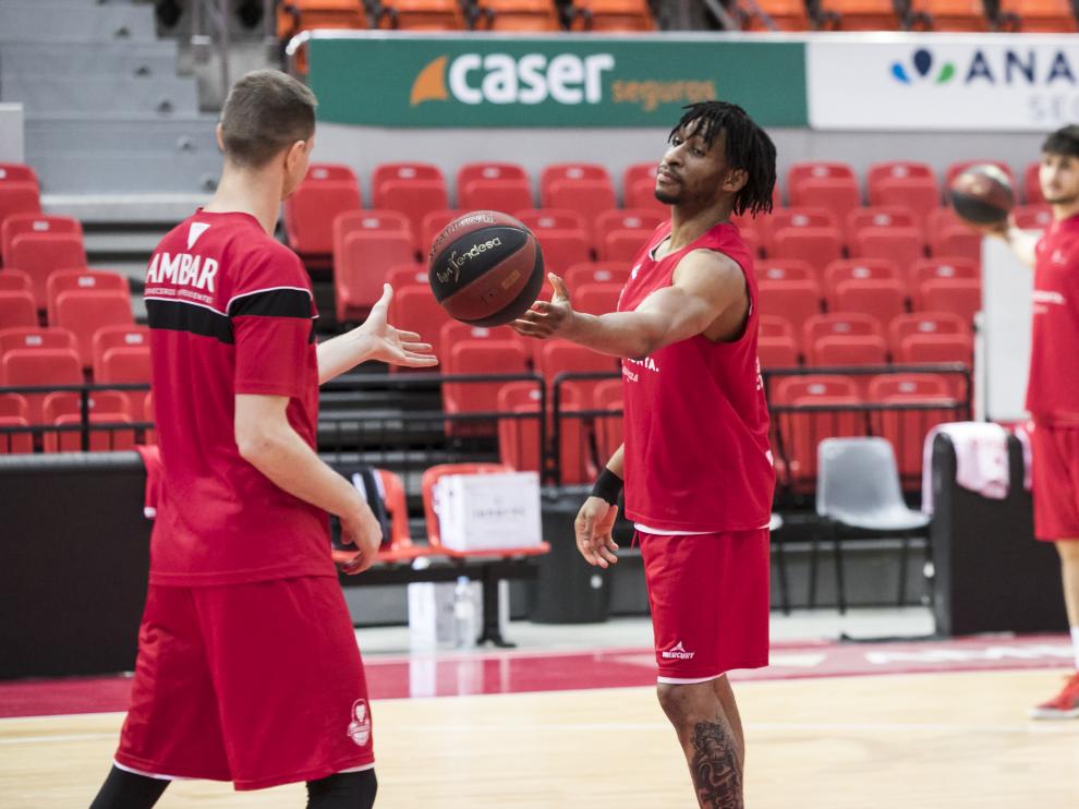 Stan Okoye y Renaldas Seibutis, en un entrenamiento del Tecnyconta.