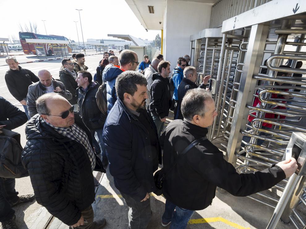Trabajadores fichan a la entrada de la planta de Opel en Figueruelas.