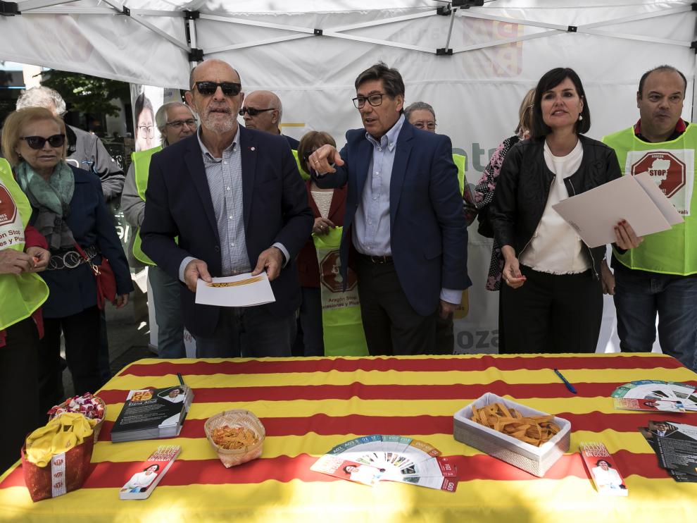 Arturo Aliaga y Elena Allué han firmado ante la Asociación Aragón Stop Sucesiones y Plusvalía, su compromiso para suprimir el impuesto de sucesiones y de plusvalía mortis causa.