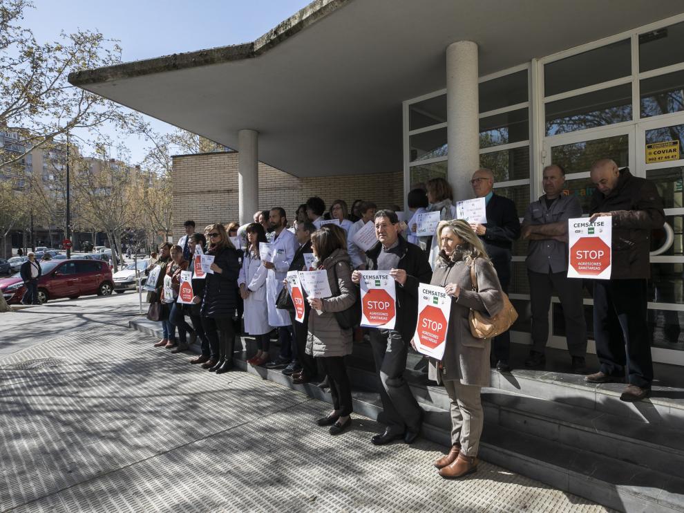 Una de las concentraciones que todos los viernes hacen los trabajadores del centro de salud de Univérsitas.