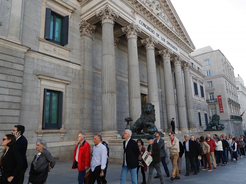 Miles de personas pasaron por la capilla ardiente de Rubalcaba.