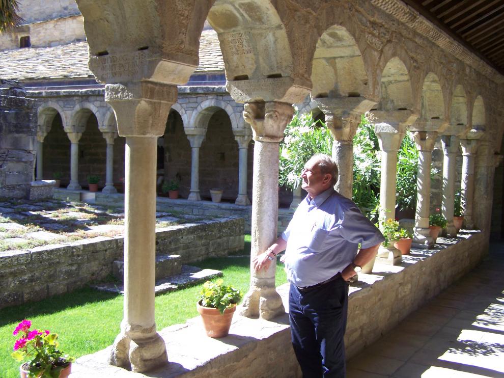El sacerdote Aurelio Ricou, en los claustros de la catedral de Roda de Isábena.
