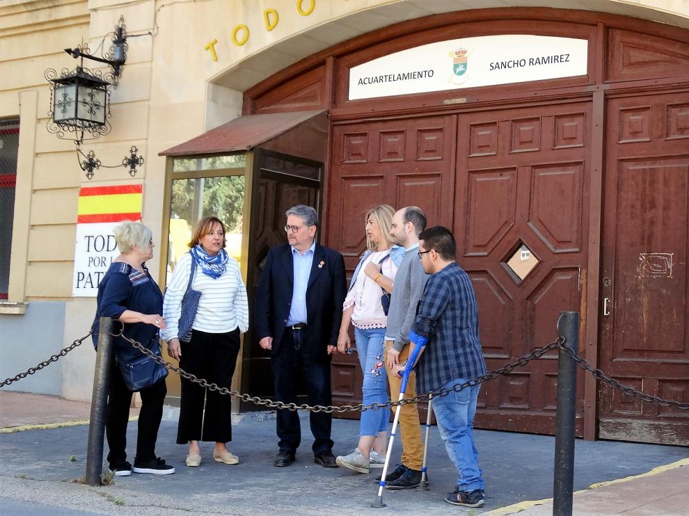 Fernando Carrera y otros candidatos del PAR delante de la entrada del Sancho Ramírez.