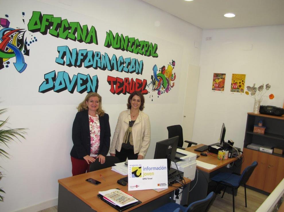 La alcaldesa de Teruel, Emma Buj, a la derecha, y la concejala Mari Carmen Muñoz.