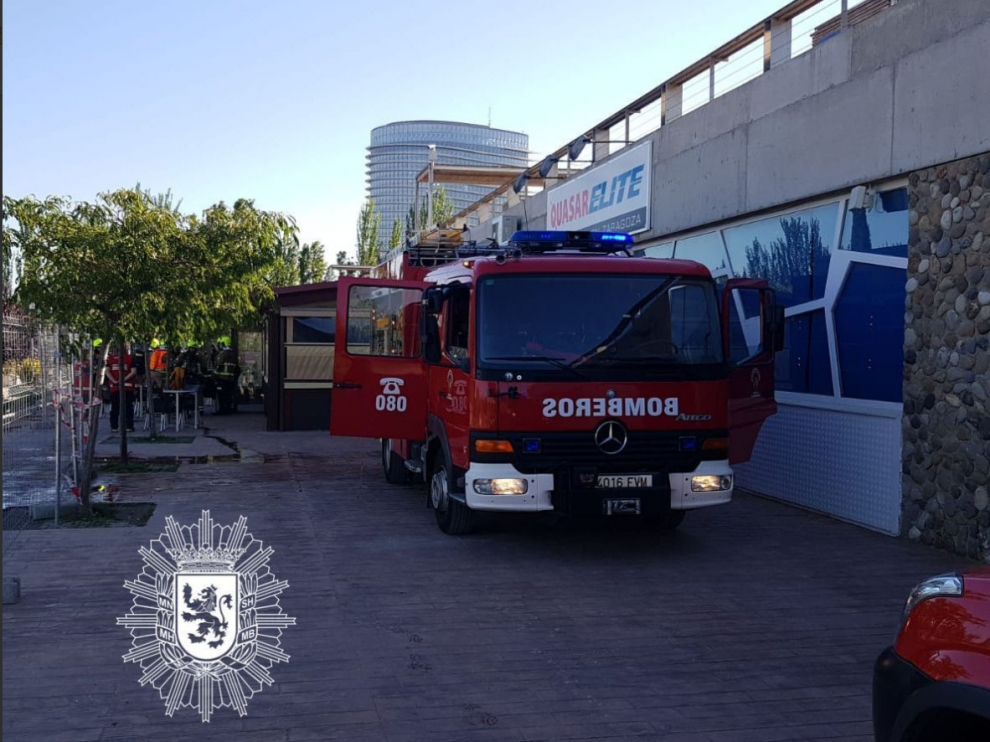 Lugar del suceso al que han acudido los Bomberos de Zaragoza para apagar el fuego.