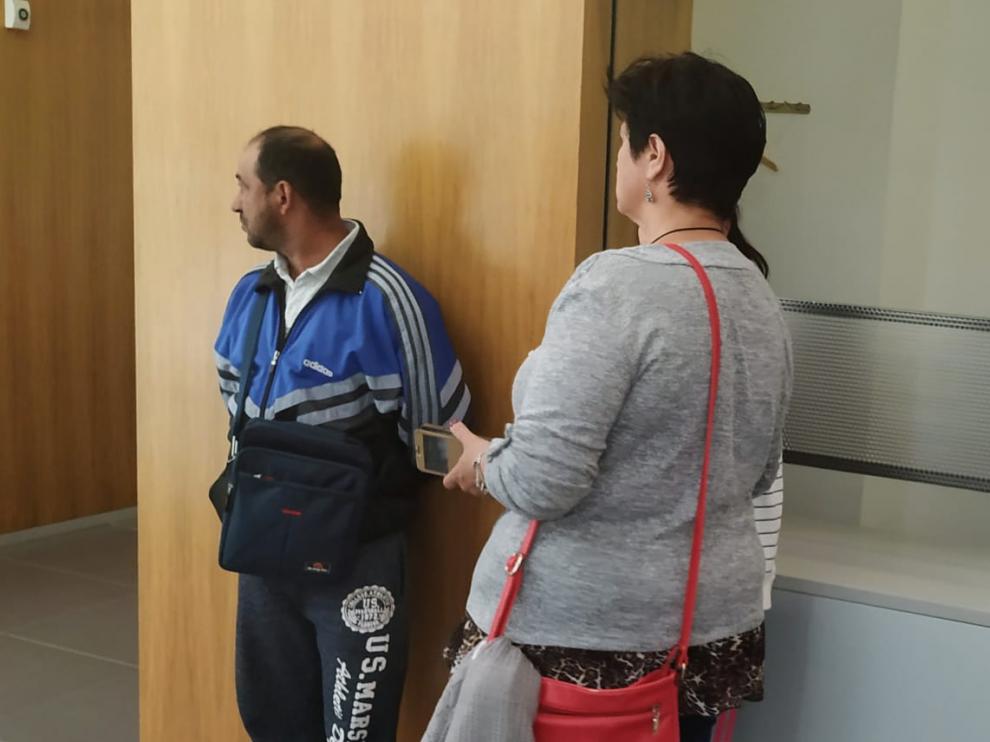 El acusado, Abraham N. B., antes del juicio, en los pasillos de la Audiencia de Zaragoza.