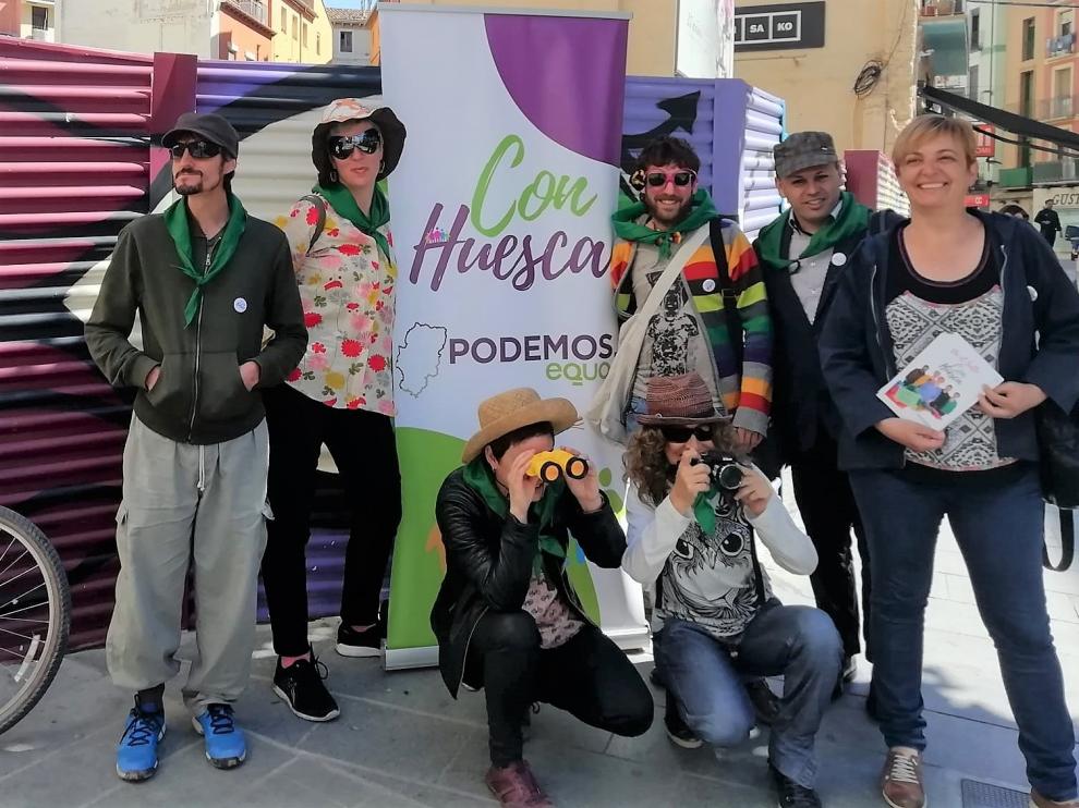 Los candidatos de Con Huesca Podemos Equo vestidos de turistas para 'visitar' solares