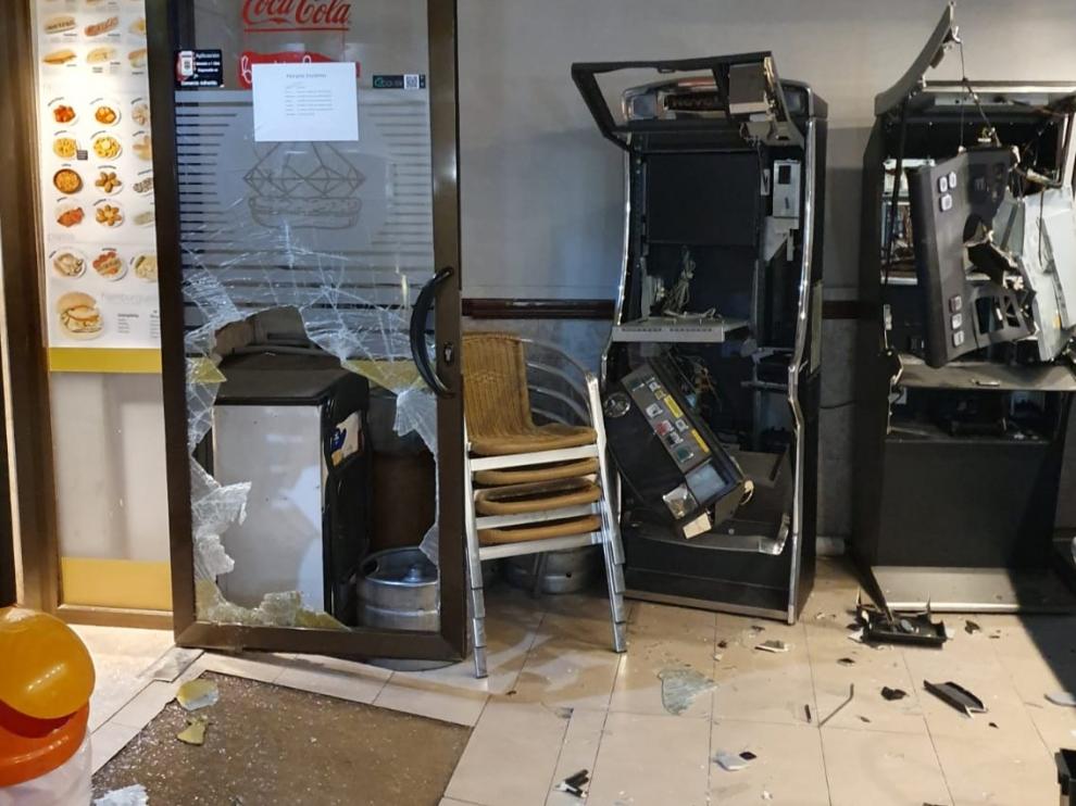 Los ladrones reventaron la puerta del bar y luego forzaron las dos tragaperras para llevarse la recaudación.
