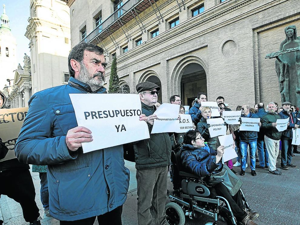Modificación presupuestaria. El Ayuntamiento de Zaragoza aprobó el 10 de abril una modificación del presupuesto prorrogado por valor de 23,6 millones de euros, de los que 4,5 millones eran para aplicar la subida del 2,25% del salario de los funcionarios. En total, se crearon 170 nuevas partidas que se financian con cargo a otras 86 del presupuesto prorrogado, así como de mayores ingresos de los previstos para el ejercicio. La aprobación fue inicial y tras el periodo de alegaciones el expediente debe volver al pleno, que salvo cambios de fecha está previsto para el 27 de mayo.