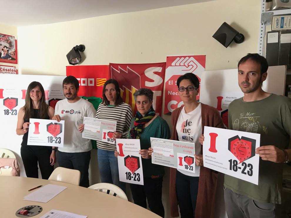 Representantes de los tres sindicatos convocantes muestran los carteles de la huelga.