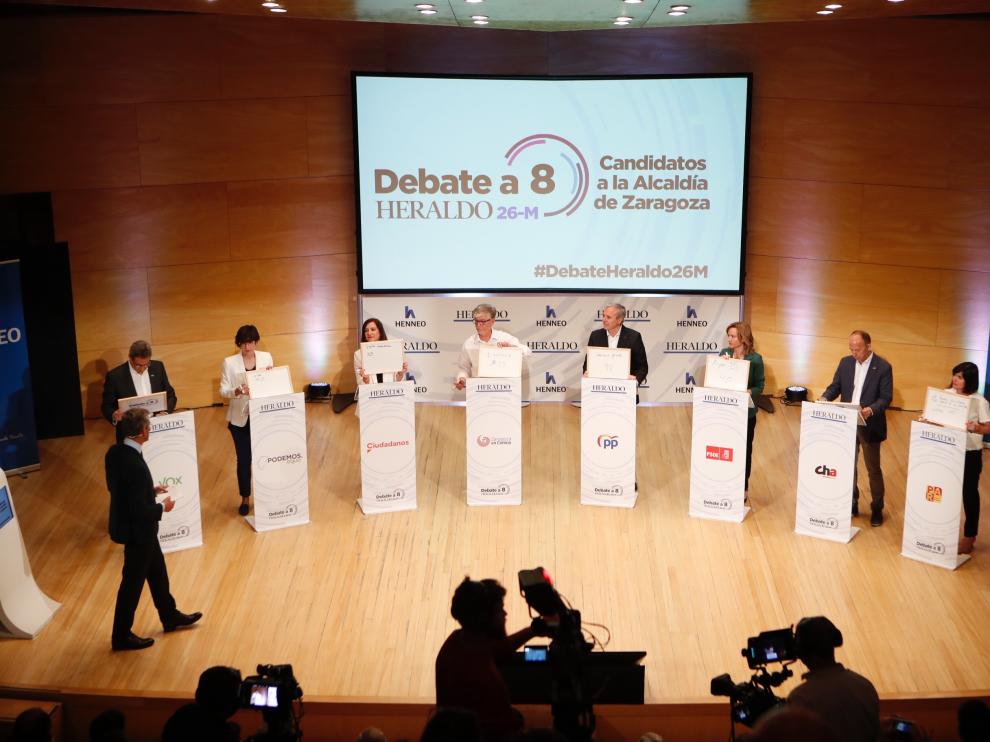 Los candidatos responden a una pregunta con la pizarra