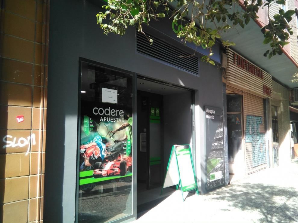El asalto se ha producido sobre las 16.30 en este salón de la cadena Codere en la calle de Santa Lucía de Zaragoza.