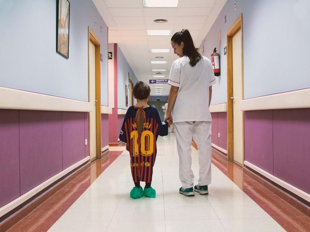 Batas de hospital que son camisetas de fútbol, una iniciativa de 'Panenka'