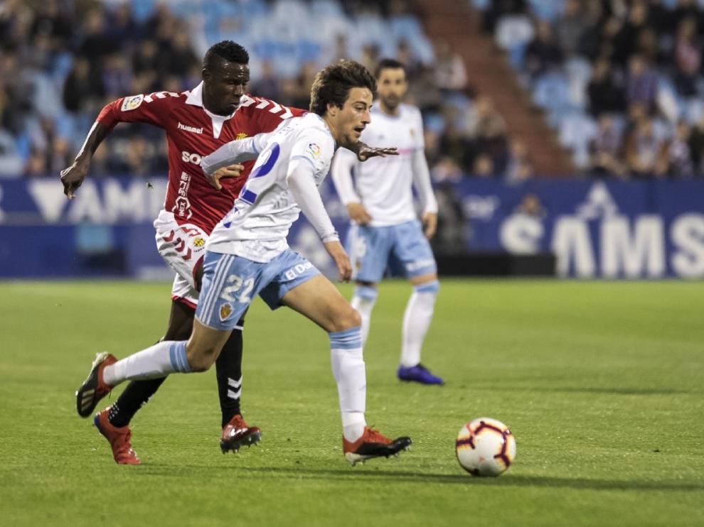 Delmás, en la jugada en la que acabó marcando el 3-0 al Nástic de Tarragona en La Romareda, el último gol local visto hasta hoy: el 1 de abril.