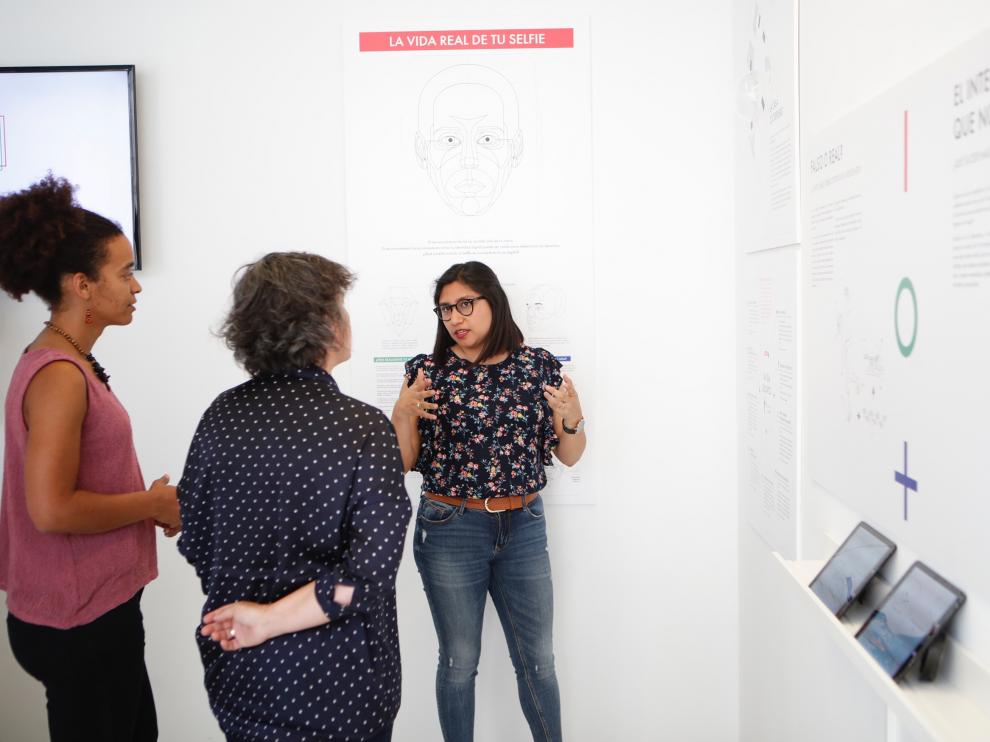 En la exposición de Etopia se puede comprobar cuántos datos personales 'regalamos'.