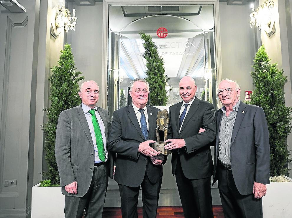 Félix Arrizabalaga, Jesús Soto, Julio Beltrán y Antonio Calvo, durante la entrega del Premio Instituciones, el miércoles en el Gran Hotel de Zaragoza, que fue concedido por la Peña Solera Aragonesa.