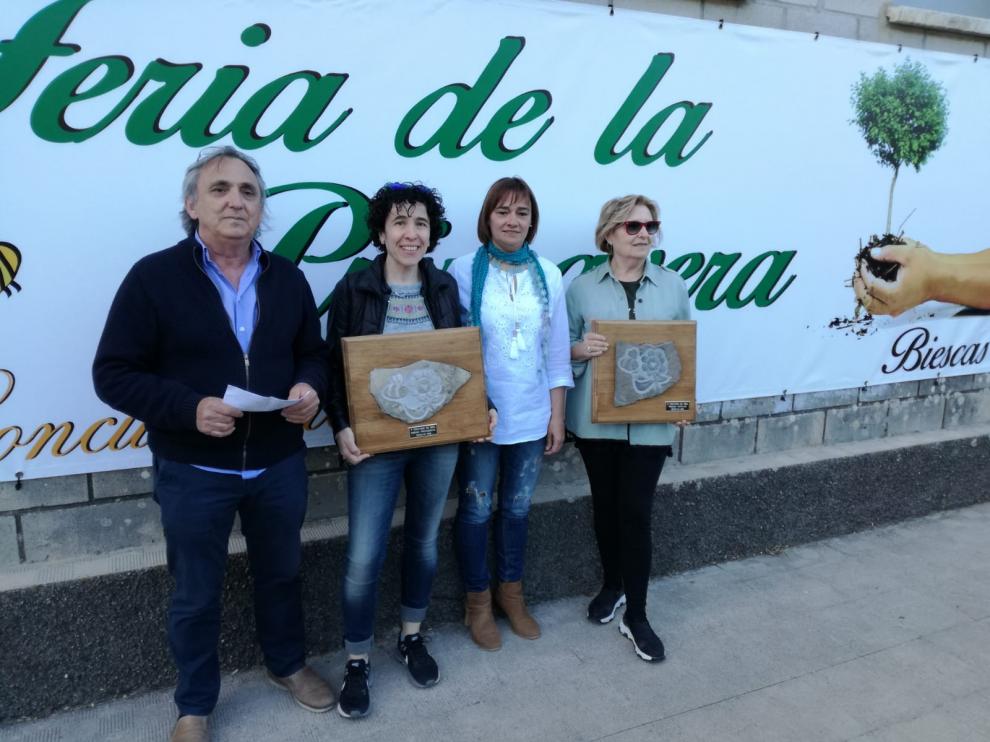 Los ganadores del concurso de miel: Alfredo Sanz (Arna Apícola), Susana Pérez de Casa Montalbán, Nuria Pargada (directora de la feria) y María José Liso de Miel Abejas de Cándido.