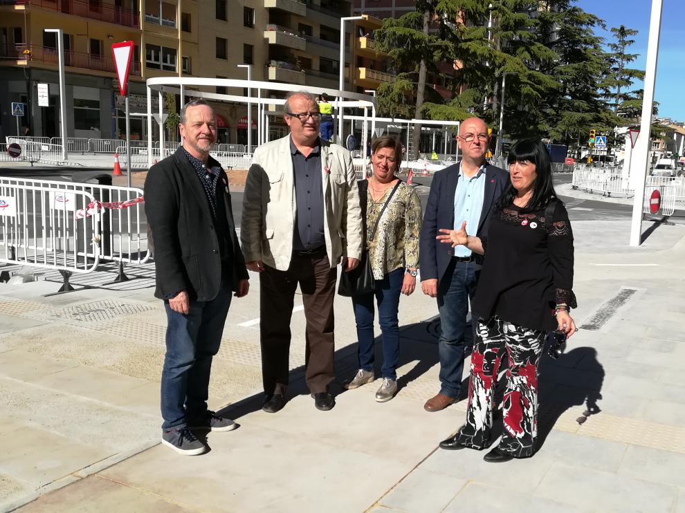 Integrantes de la candidatura municipal del PSOE en el paseo Ramón y Cajal, en obras.