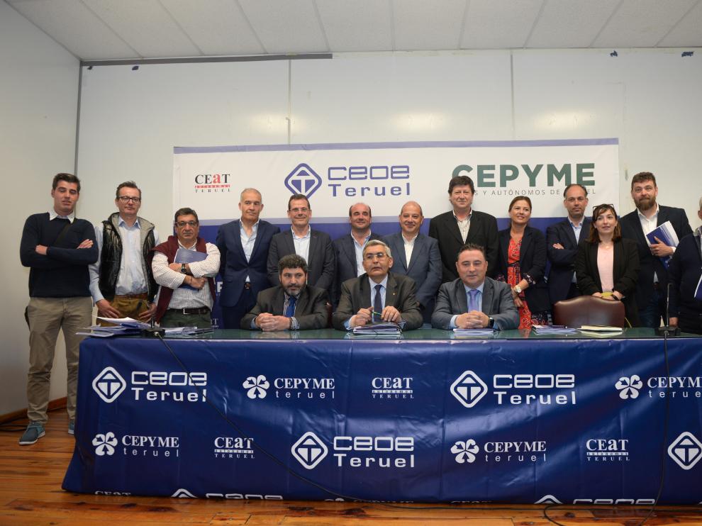 La nueva directiva de la CEOE-Teruel, con José Antonio Pérez Cebrián al frente.