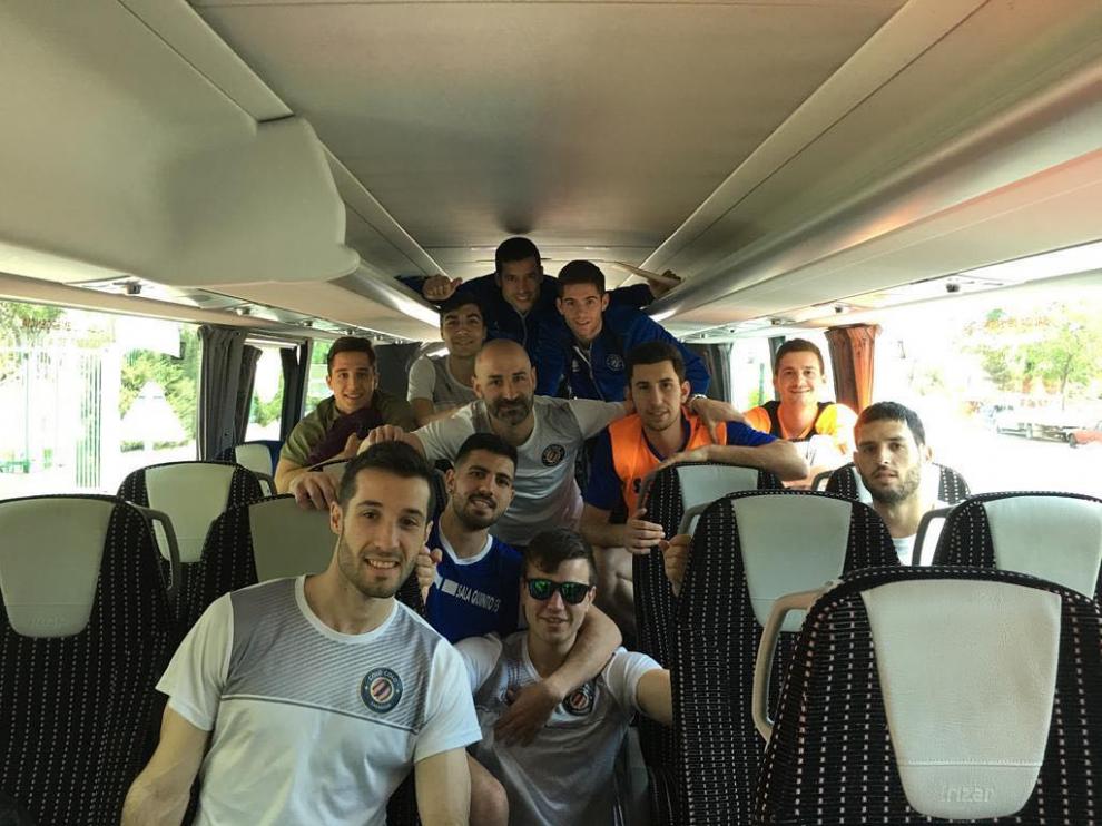 Miembros de la plantilla en el autobús antes de partir a uno de los desplazamientos.