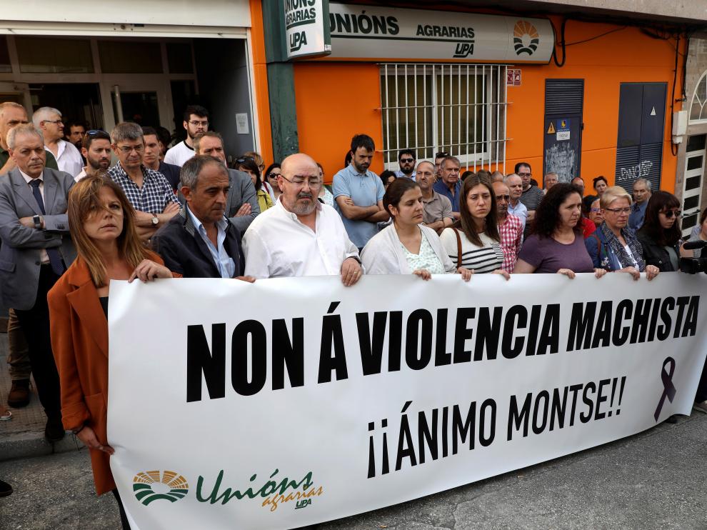 Compañeros de la mujer agredida muestran su repulsa en una concentración.