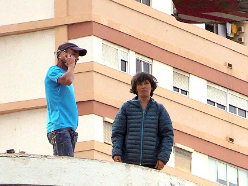 La pareja, en la azotea donde pasaron siete horas.