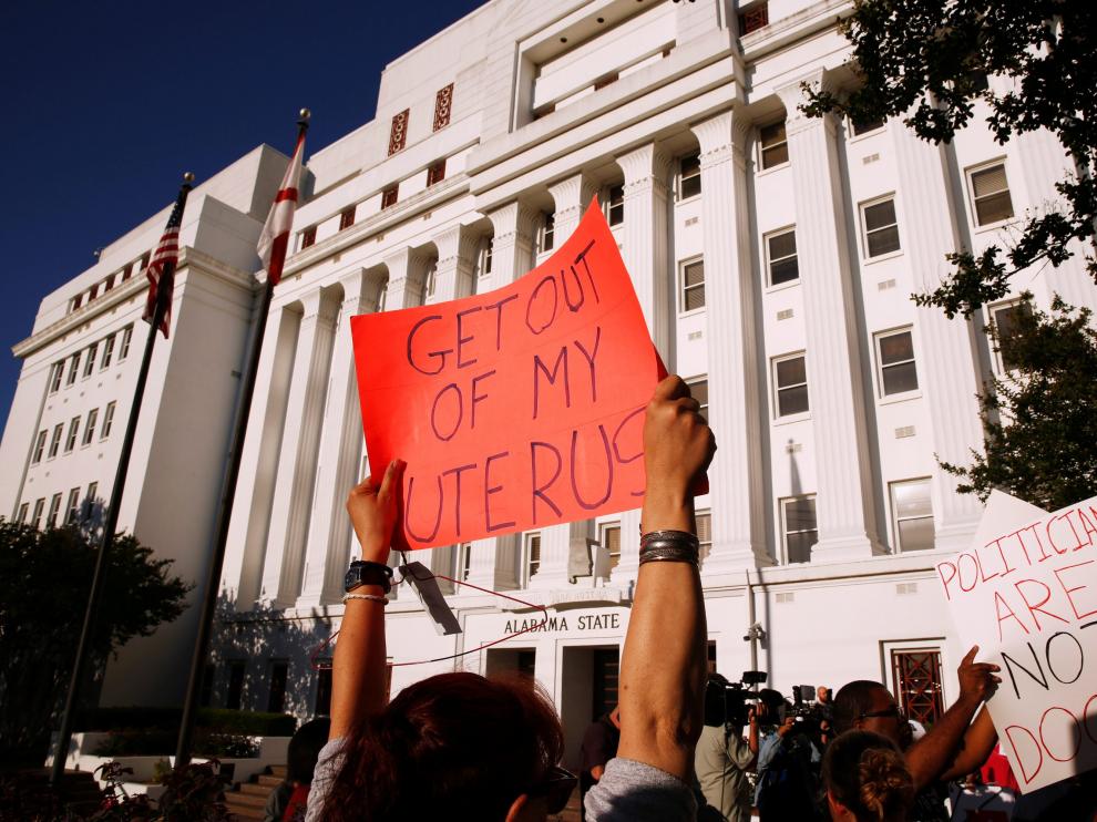 Protesta frente a la Casa del Estado de Alabama.