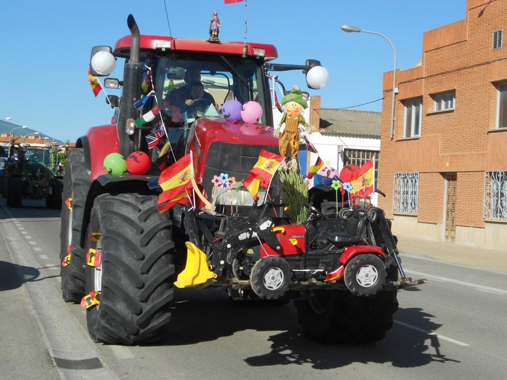 Uno de los tractores adornados que ha participado en el desfile.