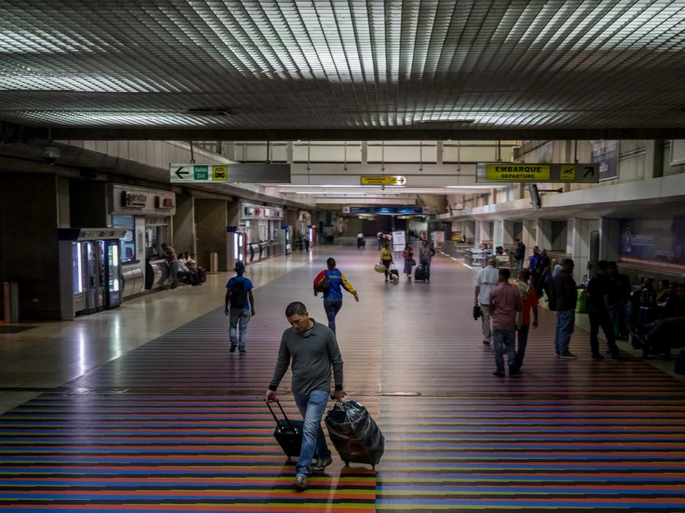 Viajeros en el aeropuerto de Venezuela.