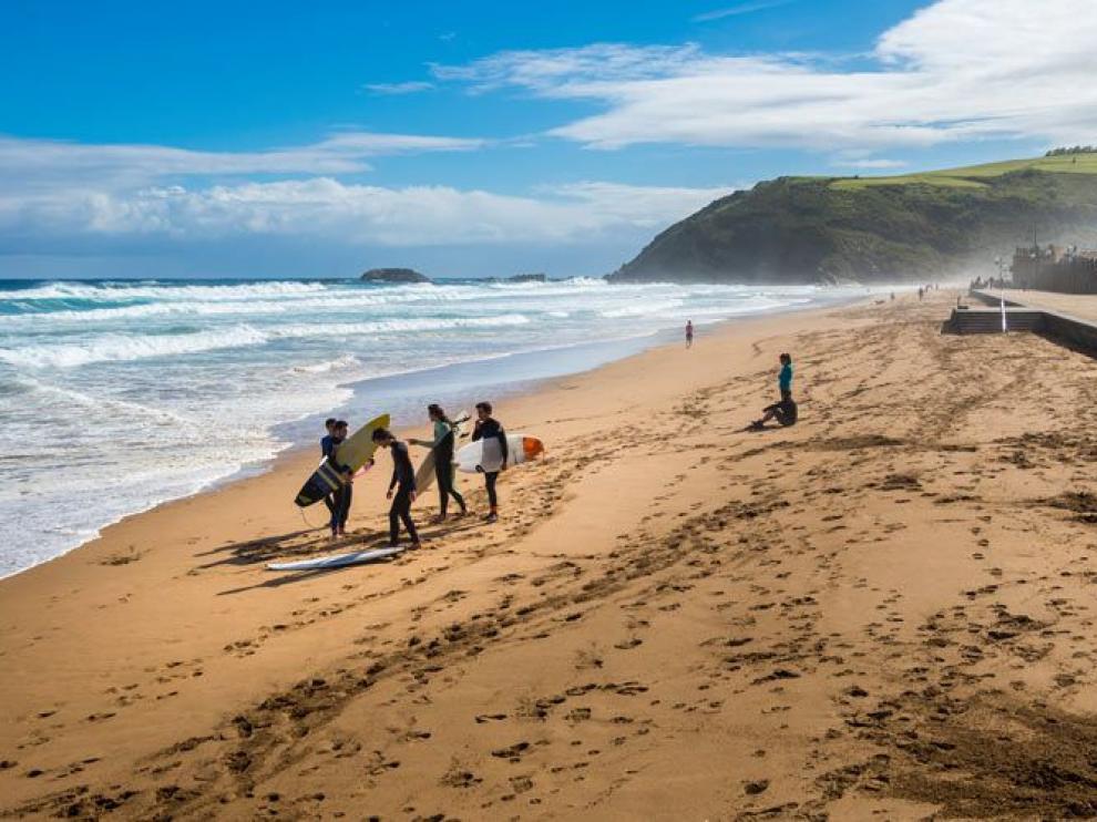 La popular playa surfista de Zarauz.