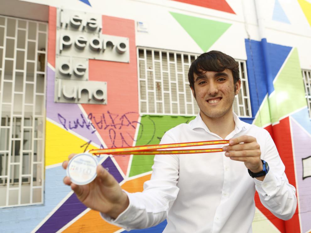 Daniel Ulibarri posa con su medalla de oro en su instituto, el Pedro de Luna de Zaragoza