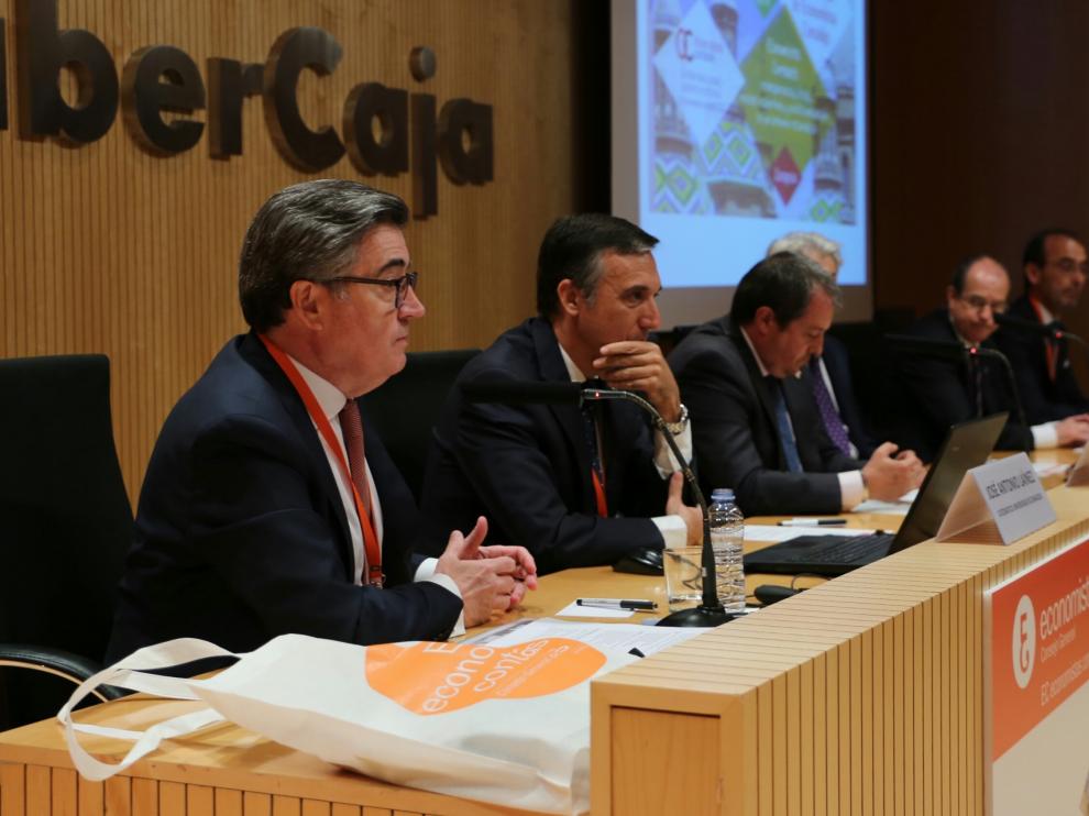 José Antonio Laínez, catedrático de Economía Financiera y Contabilidad de la Universidad de Zaragoza (en primer término) da la bienvenida a los asistentes al encuentro.