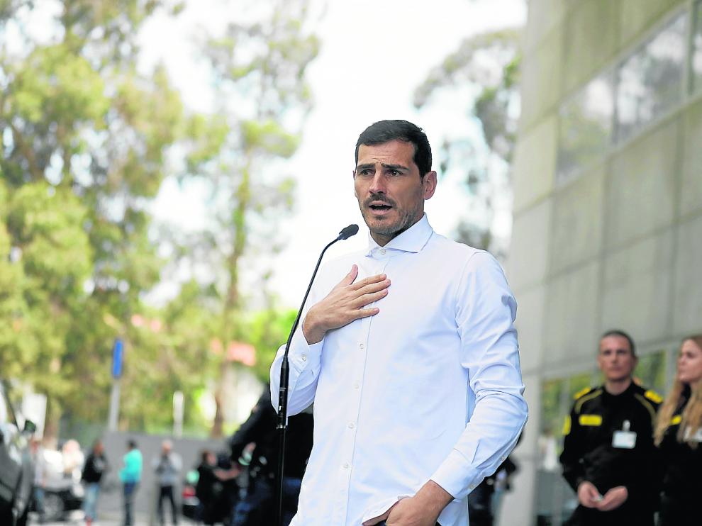 El portero Iker Casillas atendía a los medios a su salida del hospital de Oporto, recuperado del infarto que sufrió entrenando
