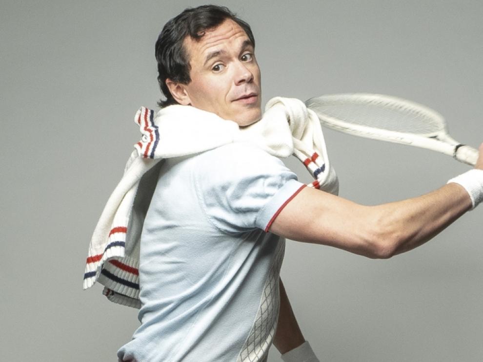 El actor Rafa Maza, caracterizado como Fabiolo, lanza sus divertidas teorías.