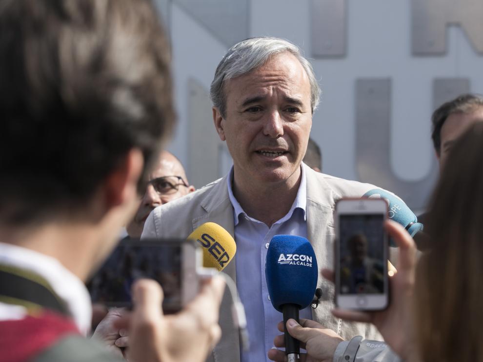 Jorge Azcón, en una comparecencia ante los medios a las puertas del Edificio Pignatelli.